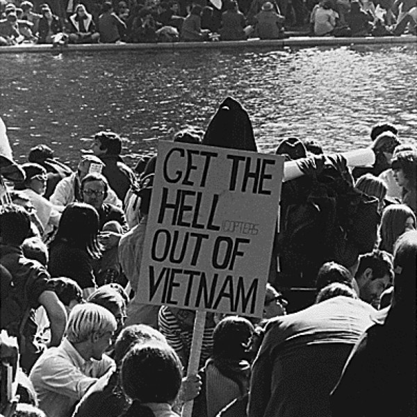 vietnam_war_protest_in_dc_1967.jpg